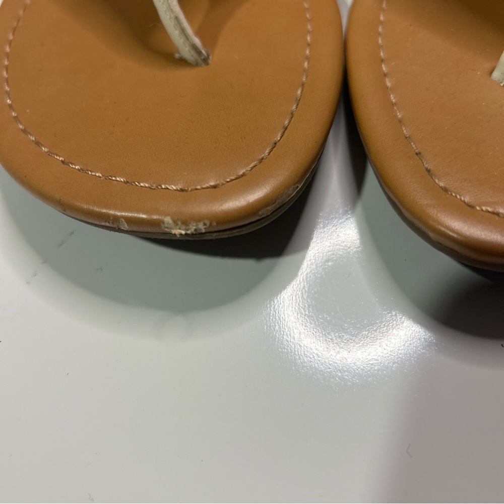 Liz Claiborne Tessa Sandals Shoes Women’s 8.5 White T-Strap Metal Decor Casual - Picture 3 of 10